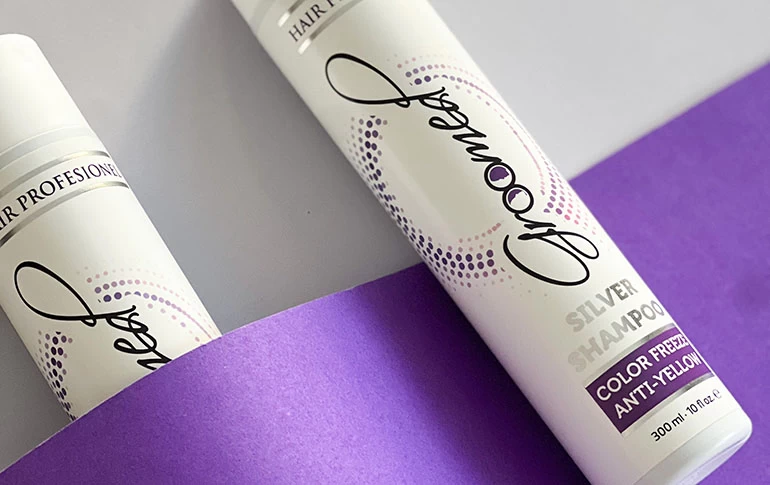 Gri Saçları Kabullenme Sanatı: Doğal Beyaz Saçların Parlak Görünmesi İçin Mor Şampuan Önerileri