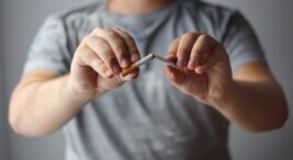 Sigarayı Bırakan Ünlüler: Hangi Yöntemle (Nikotin Bandı, Akupunktur) Başardılar?