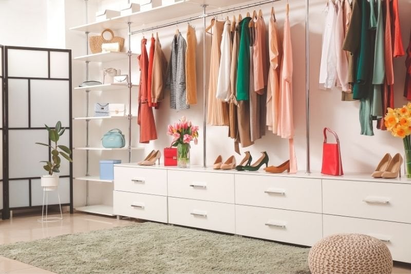 Kapsül Gardırop Oluşturma Rehberi: 2026 Stil ve Sadeleşme