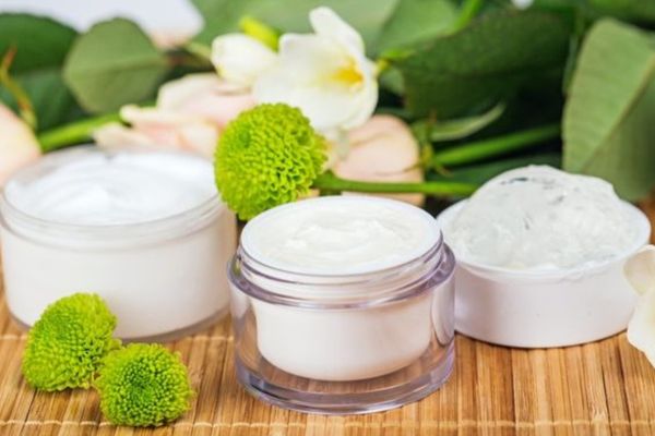 Cilt bariyeri onarımı için seramid içerikli krem uygulaması ve cilt yapısı